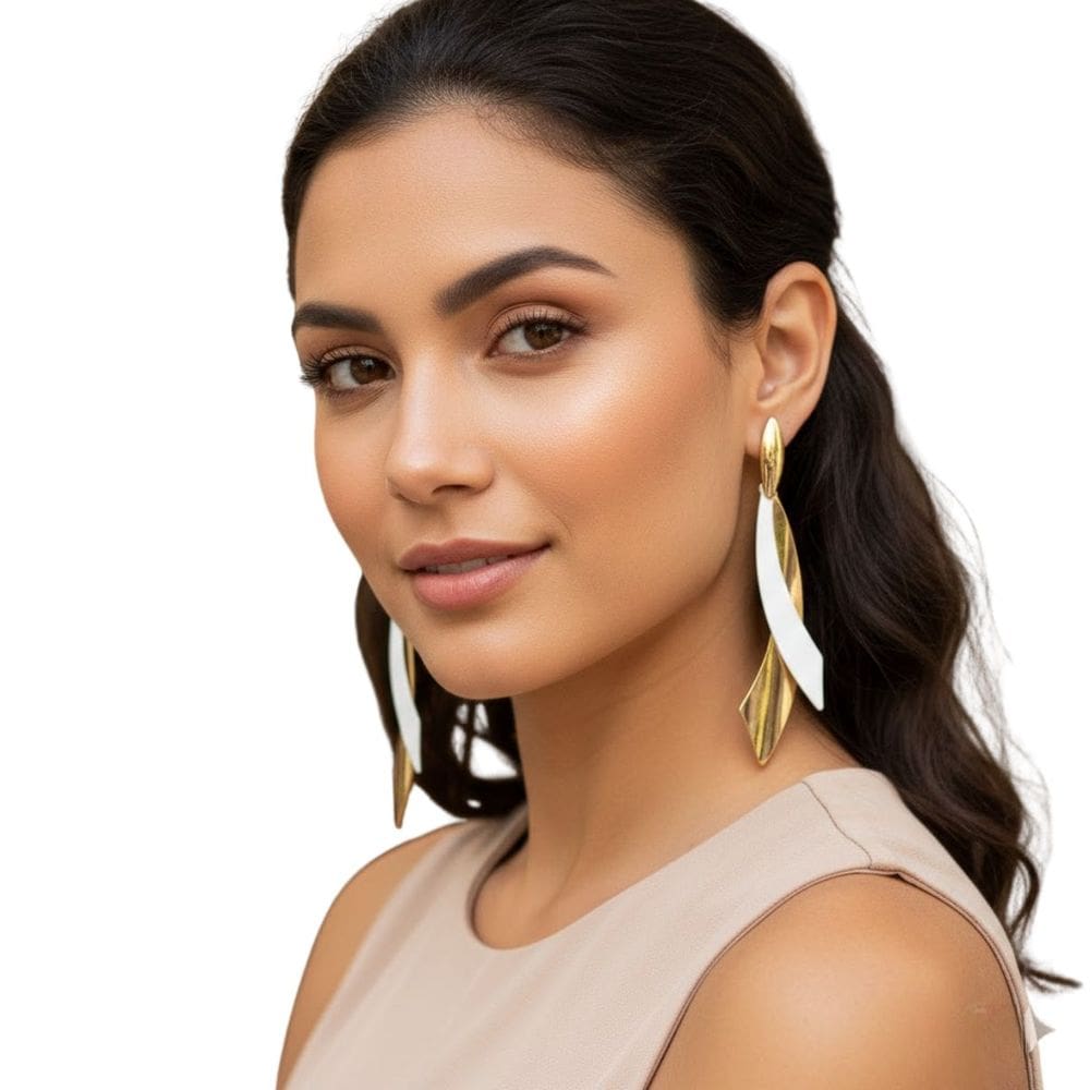 Brinco Longo Branco Geométrico Detalhes Vazados Modernos