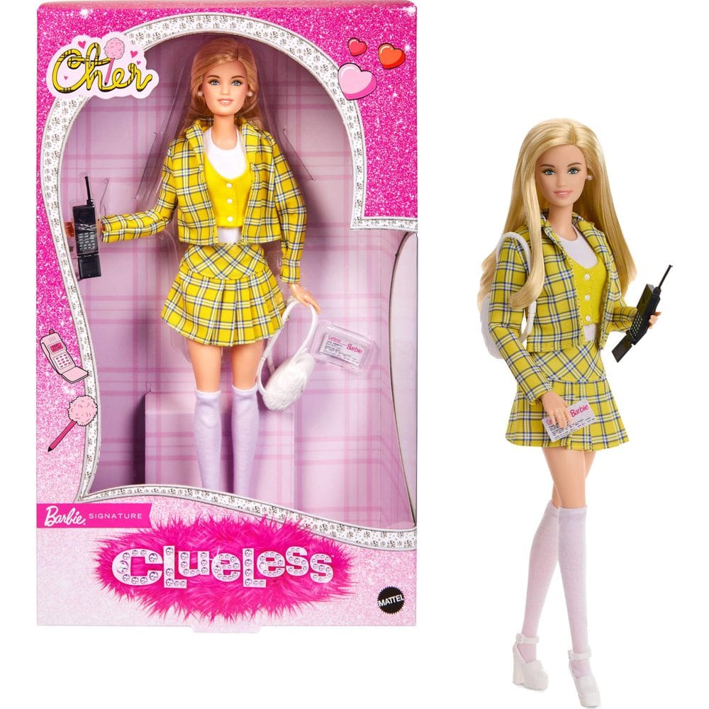 Muñeca Barbie Signature, Coleccionable Cher de ”Clueless” con Traje Amarillo a Cuadros, Mochila, Celular y Accesorios de Licencia de Aprendi