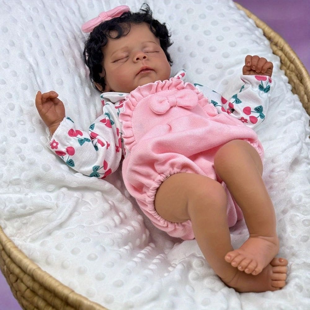 Muñeca Recién Nacida GUESSBELLY Dormida 50 cm Piel Morena Oscura Niña