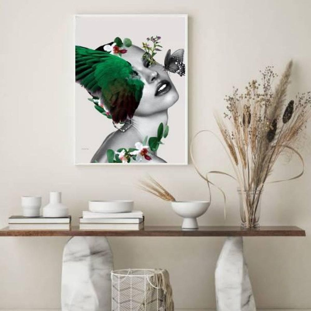 Quadro Decorativo Rosto Mulher Com Asa 33X24 C/Vidro Branca