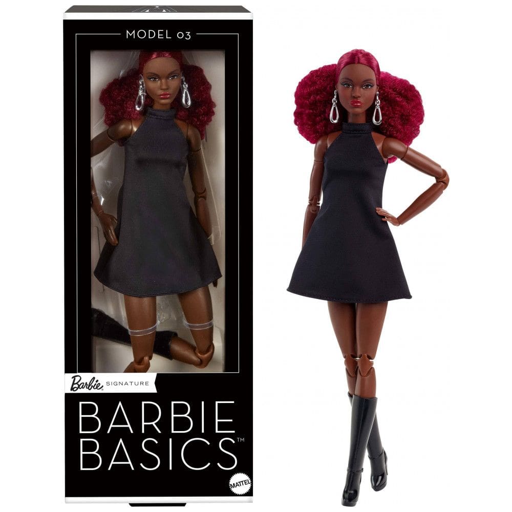 Boneca colecionável Barbie Basics Model 03 com cabelo cacheado ruivo, vestido preto e botas, corpo alto articulado 2025