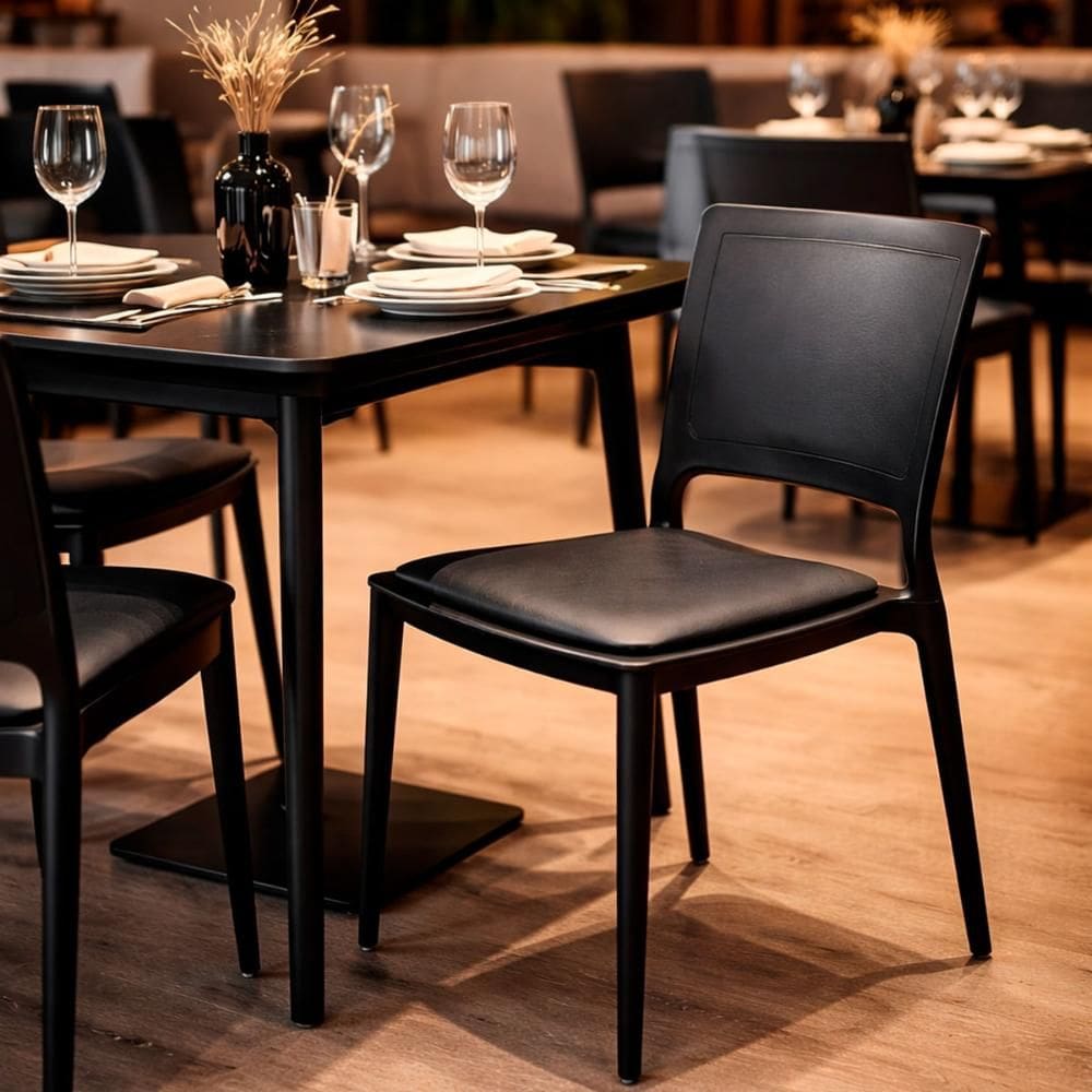 Cadeira Empilhável Urano Assento Estofado Vinil Preto em Polipropileno Acrilys